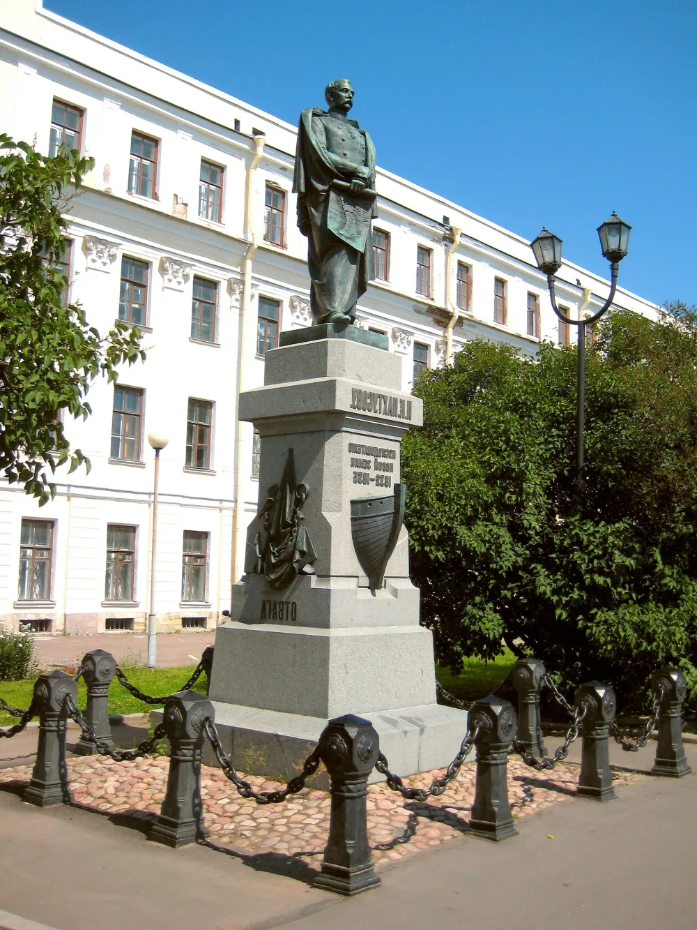 Памятник исследователю Арктики П.К. Пахтусову