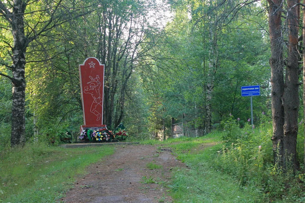 Памятный знак воинам 303-го стрелкового полка 99-й гвардейской воздушно-десантной дивизии, наводившим переправу через р. Свирь (Лодейное Поле)
