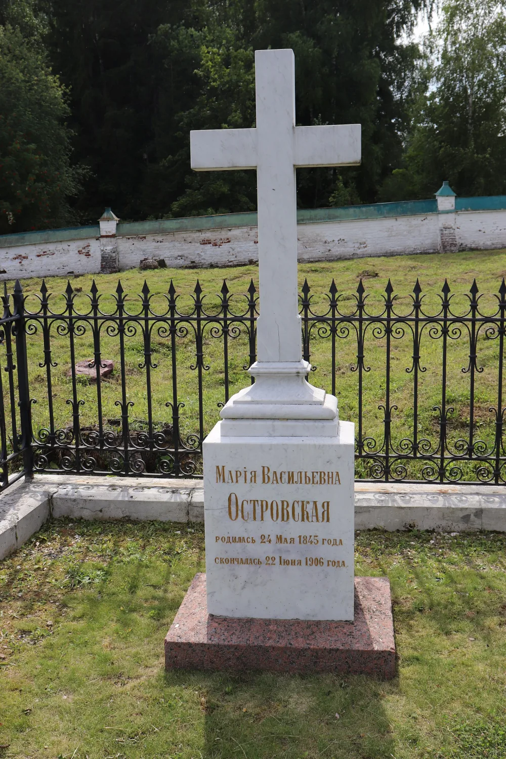 Могила М.В. Островской (1845-1906), жены драматурга (Никола-Бережки)