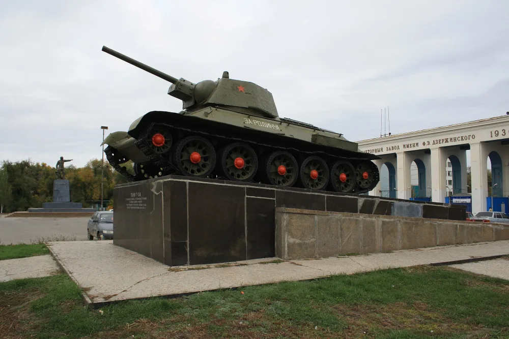 Танк Т-34, установленный в честь боевых и трудовых подвигов работников тракторного завода в годы Великой Отечественной войны (Тракторозаводский район)