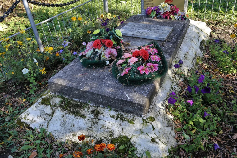 Могила В.Э. Шиманского, председателя Пореченского сельсовета (Поречье)