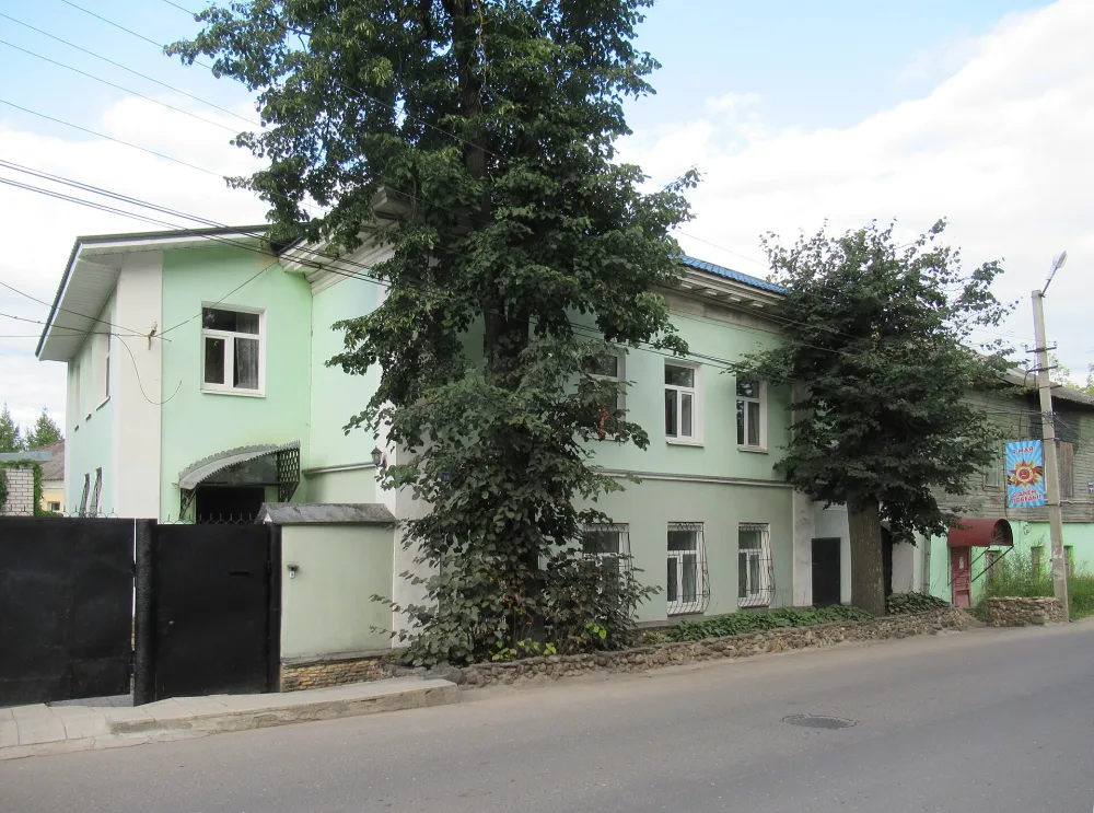 Жилой дом с двумя воротами (Торжок)