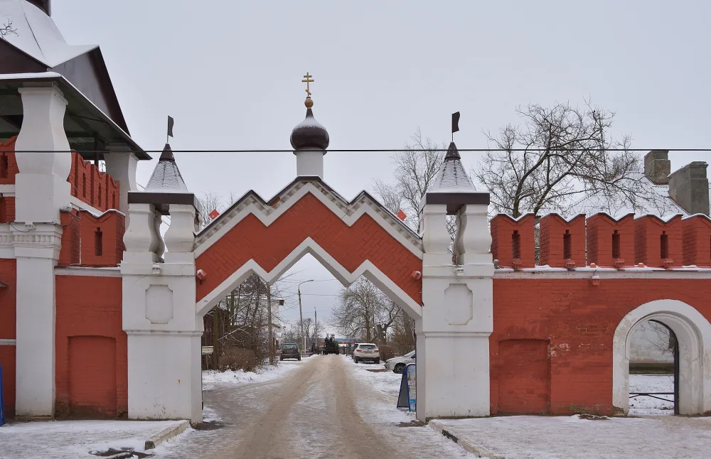 Ограда новой территории с воротами и башнями (Серпухов)