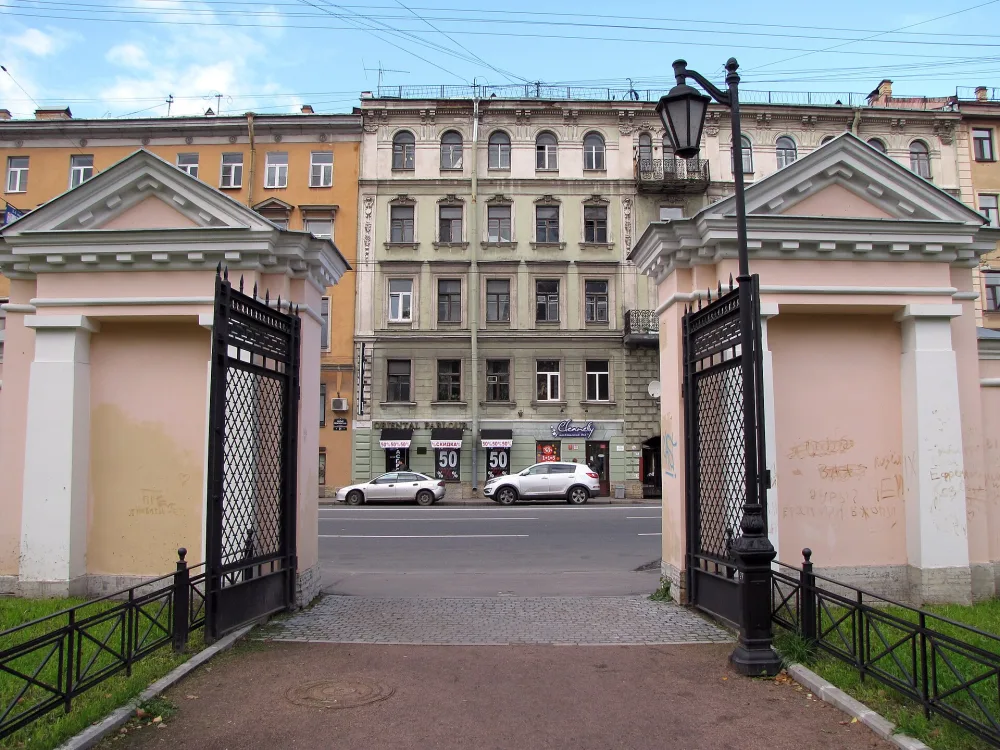 Ограда с четырьмя воротами