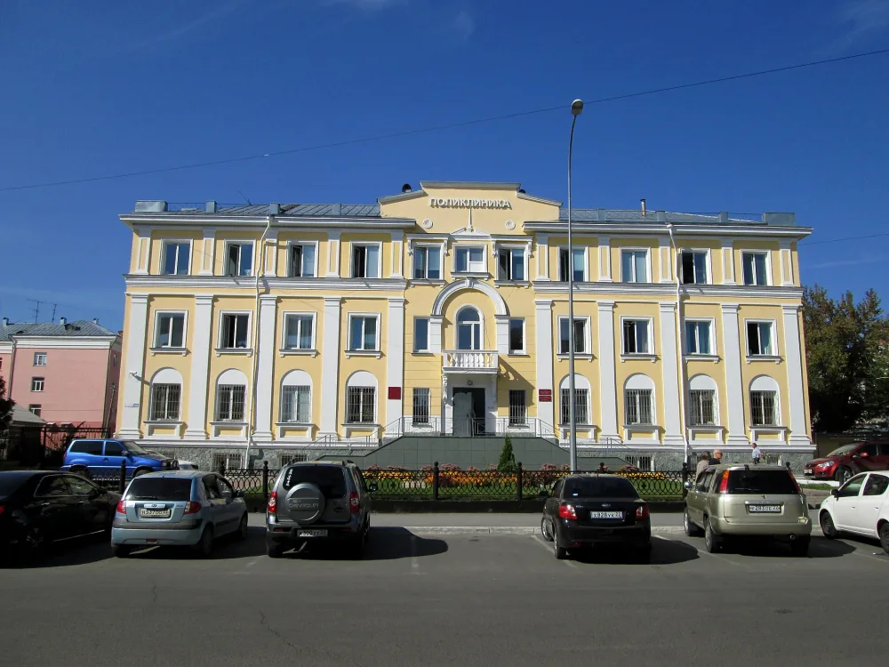 улица Анатолия 66, здание поликлиники
