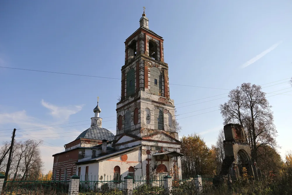 Церковь Воскресения с оградой (Зиновьево)