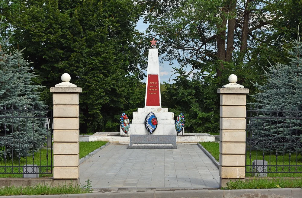 Братская могила советских воинов, погибших в боях с фашистами (Старица)