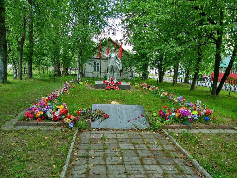 Братская могила советских воинов, погибших в боях с фашистскими захватчиками (Чална)