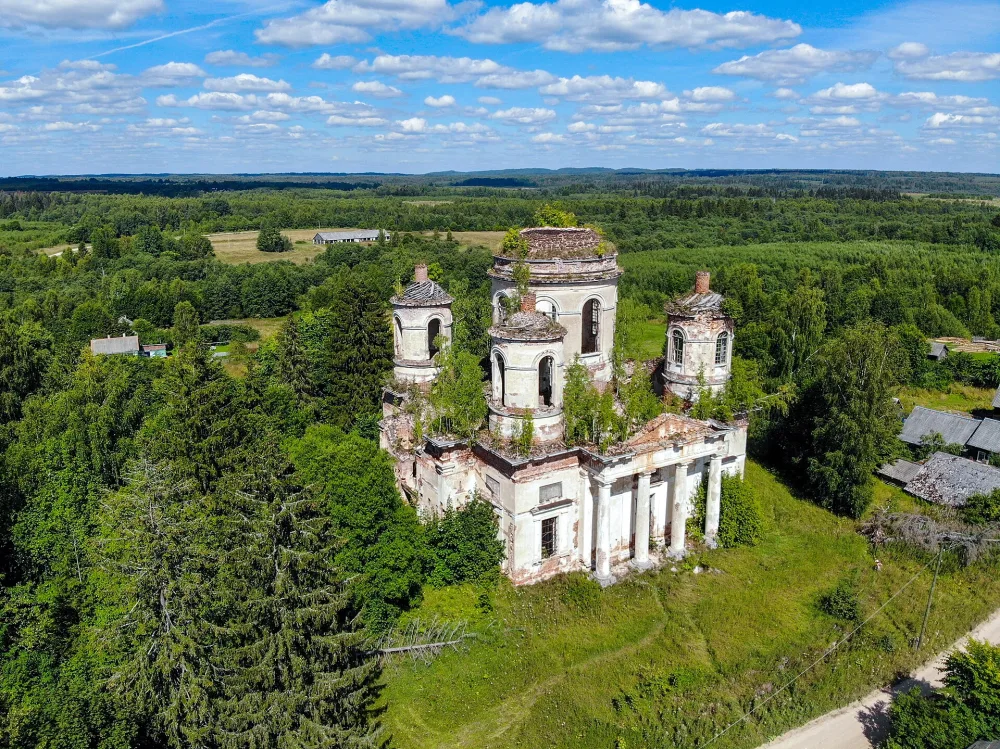 Троицкая церковь с остатками валунной ограды (Кунино)