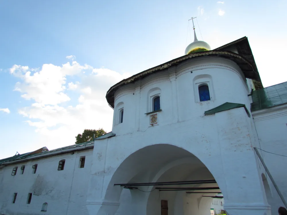 Жилой корпус с надвратной церковью апостолов Петра и Павла