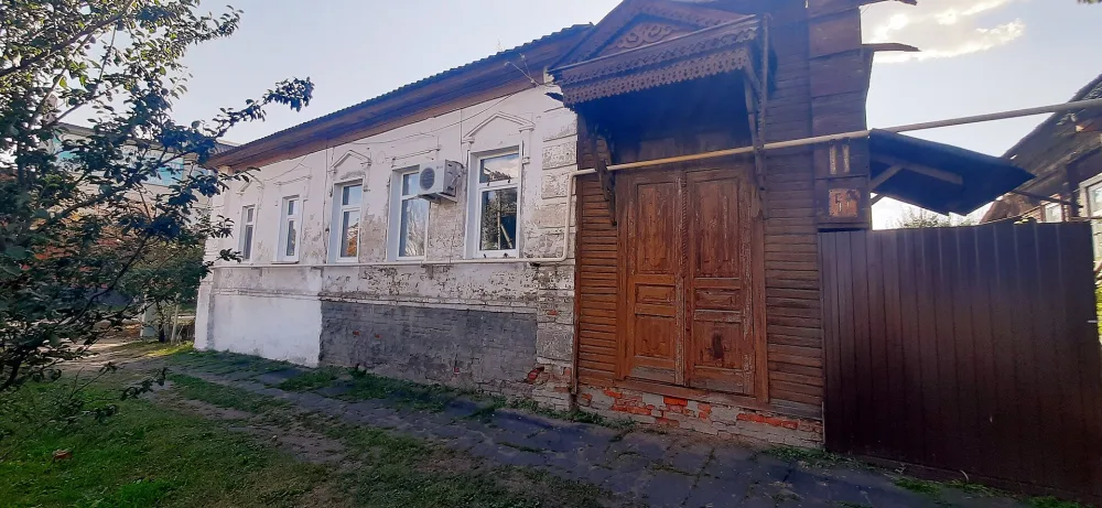 Жилой дом с воротами