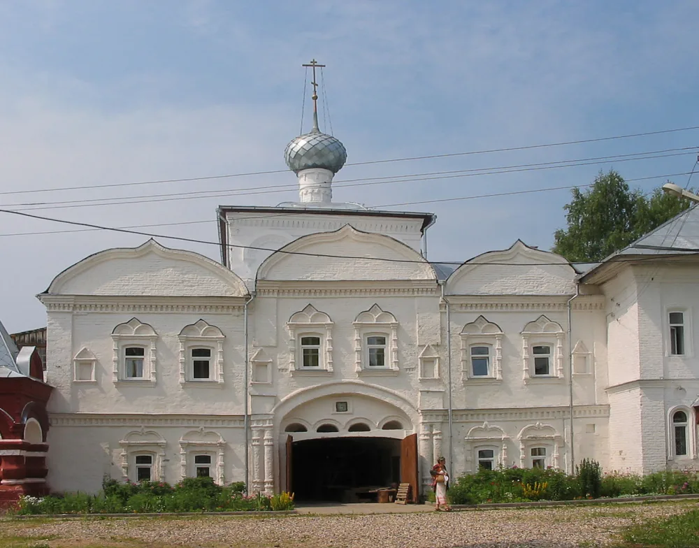 Церковь Пресвятой Троицы, надвратная с кельями (Улейма)