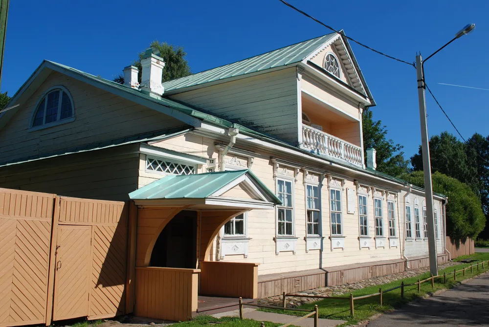 Дом, в котором в 1844 г. родился композитор Н.А. Римский-Корсаков. В доме — мемориальный музей Н.А. Римского-Корсакова (Тихвин)