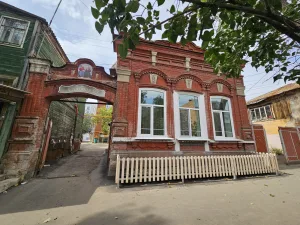 Усадьба купца И.Н. Александрова: каменная лавка с жилым помещением, кирпичная арка ворот, каменный флигель во дворе