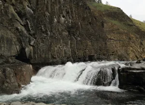 Первый водопад на реке Нейдагычан
