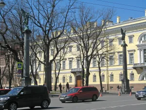Колонны со статуями Победы
