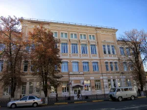 Здание Новочеркасского реального училища, в котором учился советский астроном В.Г. Фесенков, и средней школы № 1, в которой учился Герой Советского Союза А.А. Забронский
