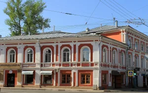 Доходный дом В.К. Мичурина - А.Ф. Ермолаева. Здание, где в 1918-1921 гг. располагалась Народная консерватория, затем музыкальный техникум (до 1931 гг.), где работали видные музыканты В.Ю. Виллуан, Н.Н. Полуэктова и др., учились Б.А. Мокроус...