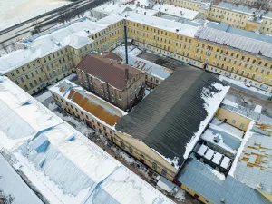 Манеж с конюшнями