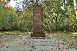 Братская могила мирных жителей г. Кронштадта, погибших в Великую Отечественную войну (Кронштадт)
