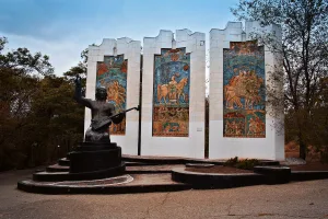 Памятник джангарчи Ээлян Овла