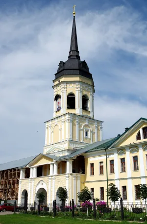 Надвратная колокольня с церковью Петра и Павла (Радовицы)