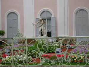 Скульптура «Амур с луком» (Ломоносов)