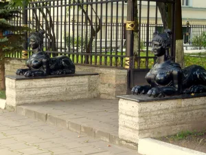 Сфинксы (два)