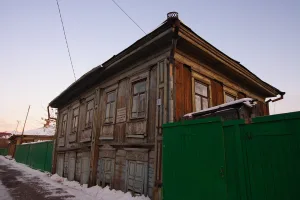 Городская усадьба: жилой дом (деревянный), ворота (деревянные) (Тюмень)