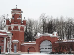 Ограда служебного двора с башнями и воротами