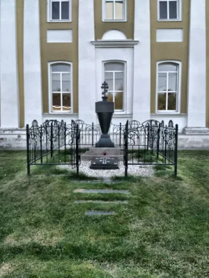 Могила участника Бородинского сражения 1812 г. генерал-майора И. Я. Шатилова (Белое)