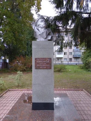 Памятник-бюст Никонова Е. А.