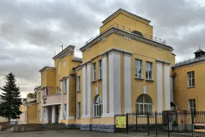 Дом культуры им. Лобкова, сооруженный методом народной стройки (Омск)