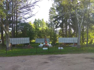 Братская могила 800 советских воинов, погибших в борьбе с фашистами (Оскуй)
