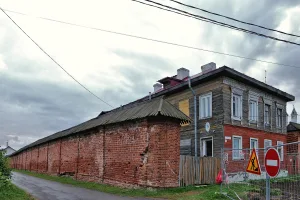 Восточное прясло южной стены Митрополичьего сада с юго-восточной башней (Ростов)