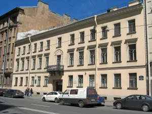 Дом, где жили: в 1855-1858 гг. — композитор П.И. Чайковский, в 1861-1914 гг. — географ П.П. Семенов-Тян-Шанский, в 1851-1881 гг. — экономист А.П. Заблоцкий-Десятовский