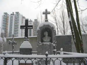 Захоронение основателя Санкт-Петербургского цирка Гаэтано Чинизелли (1815-1881) и его семьи: Франциски Думос (1815-1879), Вильгельмины Анны (1817-1886), Марии (1877-1878), Эммы (1878-1879), Мины (1883-1885), Доры (1882-1890) Чинизелли — над...