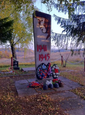 Братская могила советских воинов, погибших в борьбе с фашистами. Здесь же похоронен П.И. Аврамков, Герой Советского Союза