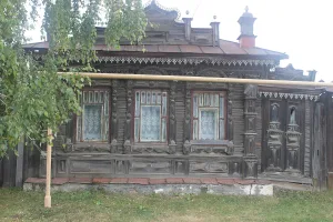 Резной деревянный дом (Быньги)