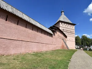 Прясло южной стены между Входной башней и Юго-западной наугольной башней (Суздаль)