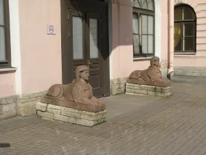 Сфинксы (два)