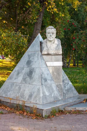 Памятник сталевару А.Н. Грязнову (Магнитогорск)