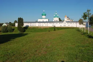 Западный келейный корпус с воротами «к чудотворцу в рощу» (Старая Слобода)