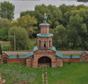Святые ворота с оградой (Ярославль)