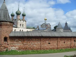 Западное прясло южной стены Митрополичьего сада (Ростов)