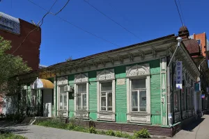 Дом И.Ф. Машинского, образец застройки улицы (Омск)