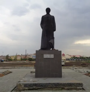 Памятник мичману С.Д. Павлову — командиру Северного Летучего отряда, установившего 25 декабря 1917 г. Советскую власть в городе Троицке (Троицк)