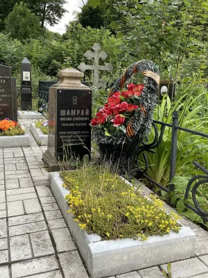 Могила М.С. Шамрая (1905-1942), Героя Советского Союза, командира полка гвардии, капитана, погибшего 15 февраля 1942 года