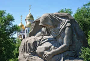Скульптура «Скорбящая мать» (с бассейном) (Центральный район)