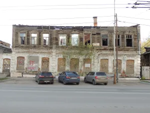 Каменная лавка и ворота на усадьбе купца В. Л. Прохорова